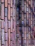 Detail staand metselwerk van paarsbruine verblendsteen.
<br/>
Gert-Jan Lobbes, 2020